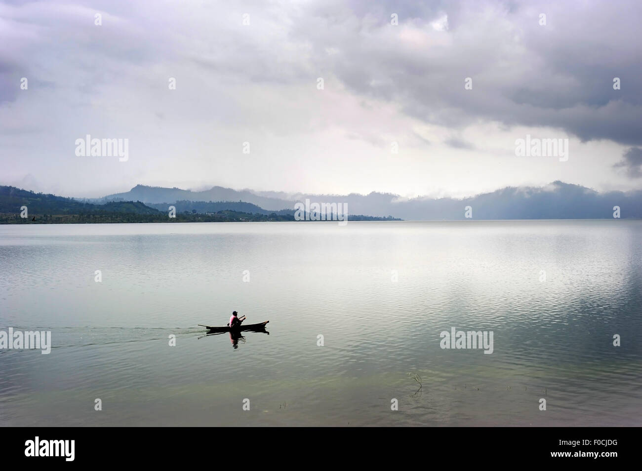 Pêcheur solitaire sur un lac Batur. L'île de Bali. L'Indonésie Banque D'Images