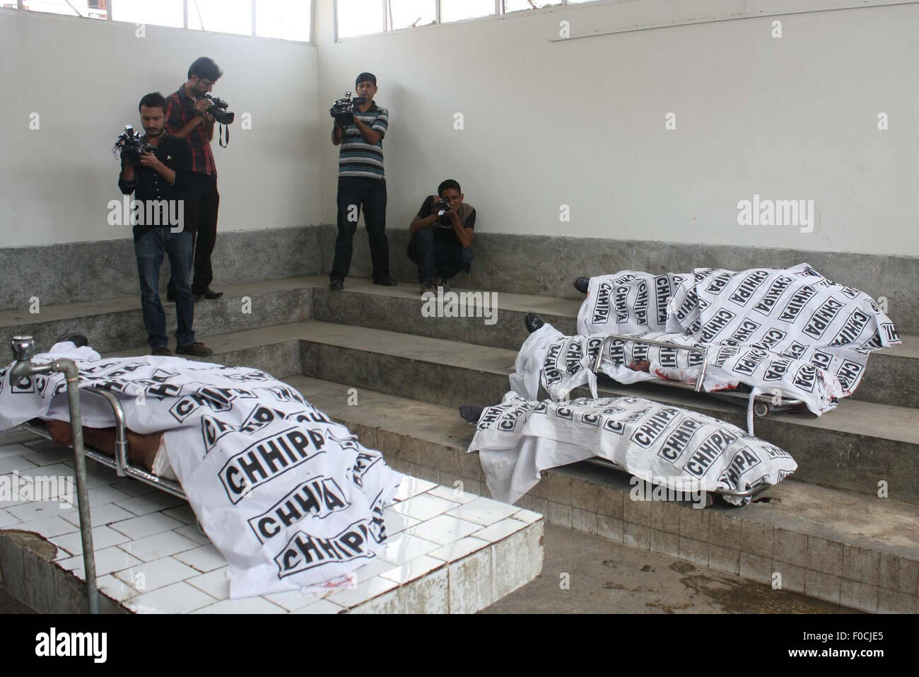 Corps de police personnel qui assassiné par des hommes armés non identifiés alors qu'ils étaient en train de déjeuner dans un restaurant situé dans la région de la ville de Korangi Zaman étant conservé à la morgue de l'hôpital Jinnah de Karachi le mercredi, Août 12, 2015. Banque D'Images