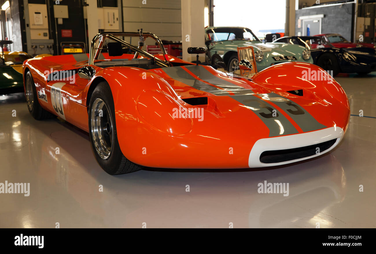 Un 1968, 1600cc, orange, Lenham tripode dans la Garage Paddock National, à la Silverstone Classic 2015 Banque D'Images