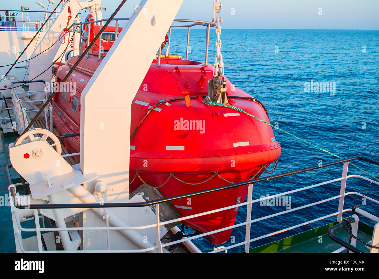 Sauvetage rouge sur un bateau de croisière au coucher du soleil Banque D'Images