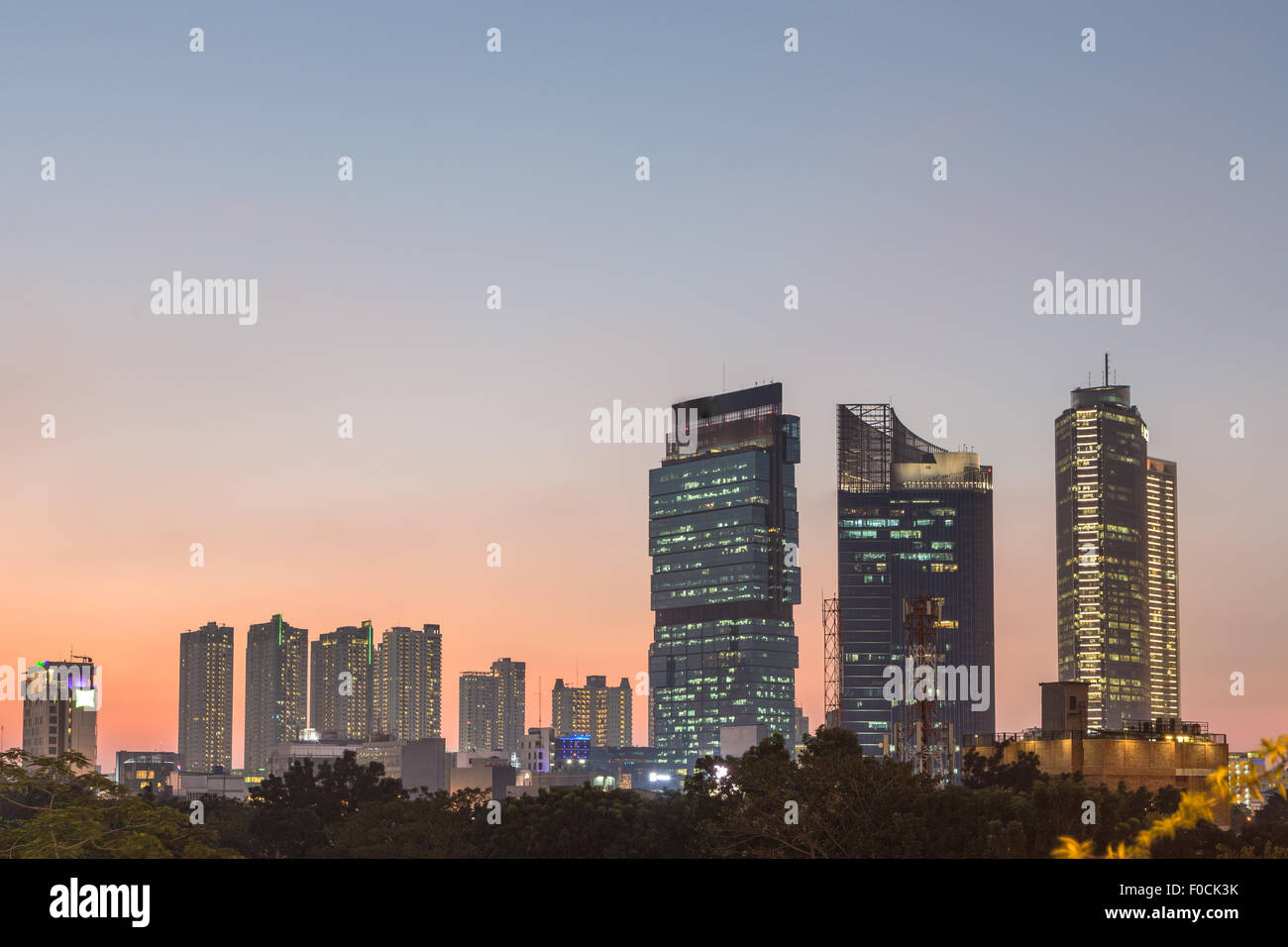 Coucher de soleil sur le quartier des affaires de Jakarta en Indonésie capitale. Banque D'Images