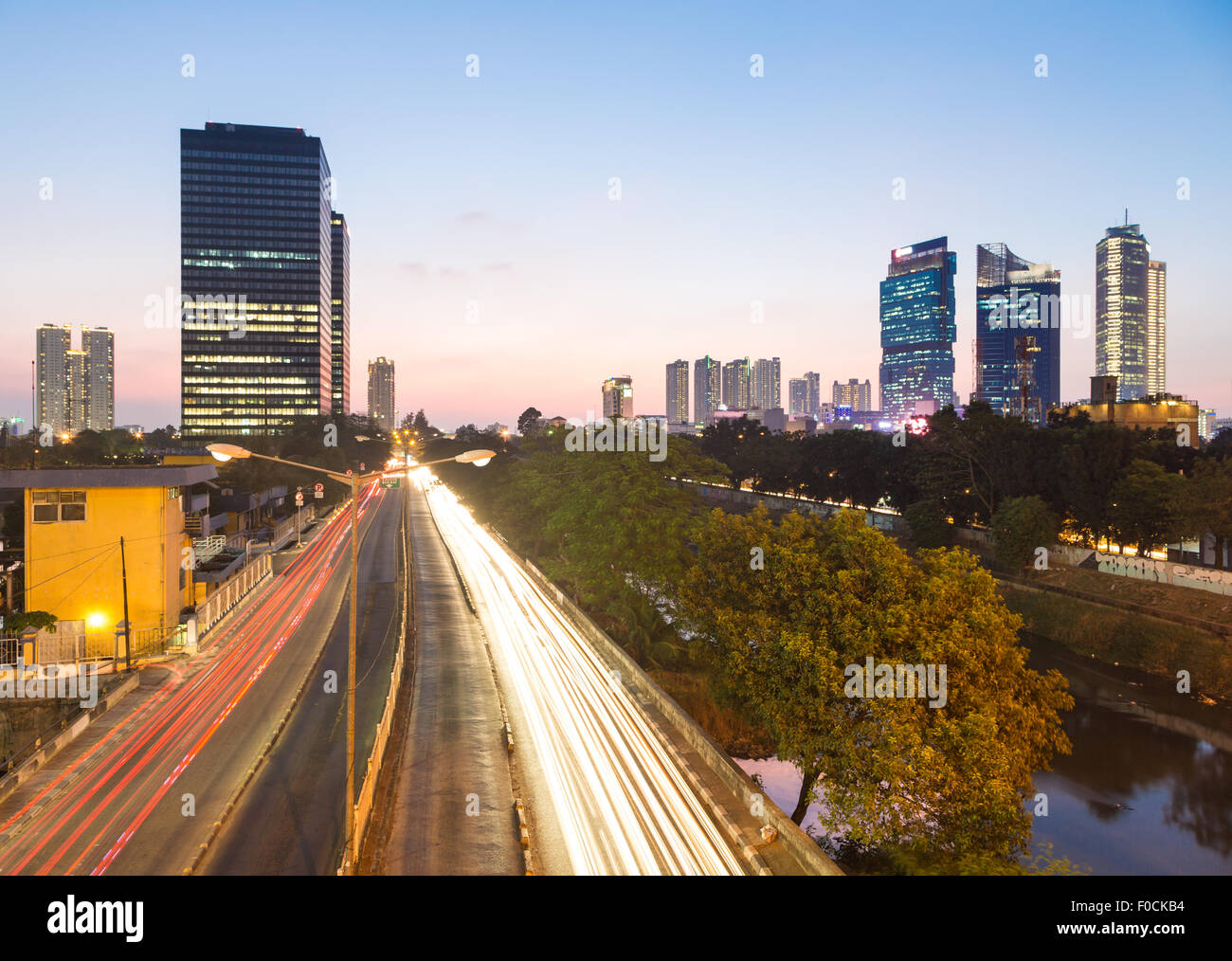 Capture de trafic avec une longue exposition au bord de l'un de l'avenue principale de la ville dans le quartier central des affaires après le coucher du soleil à Jakarta je Banque D'Images