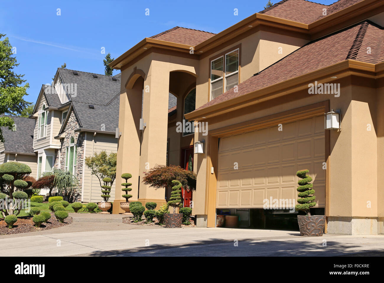 Ouvrez la porte du garage dans la banlieue de maison familiale Banque D'Images