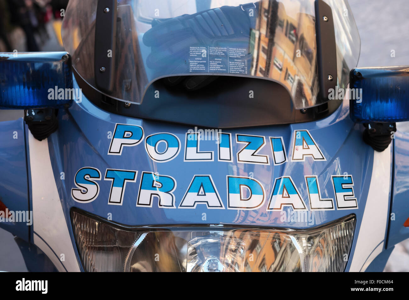 Véhicules de police BMW motos garées sur la via Nazionale, Rome, Italie Banque D'Images