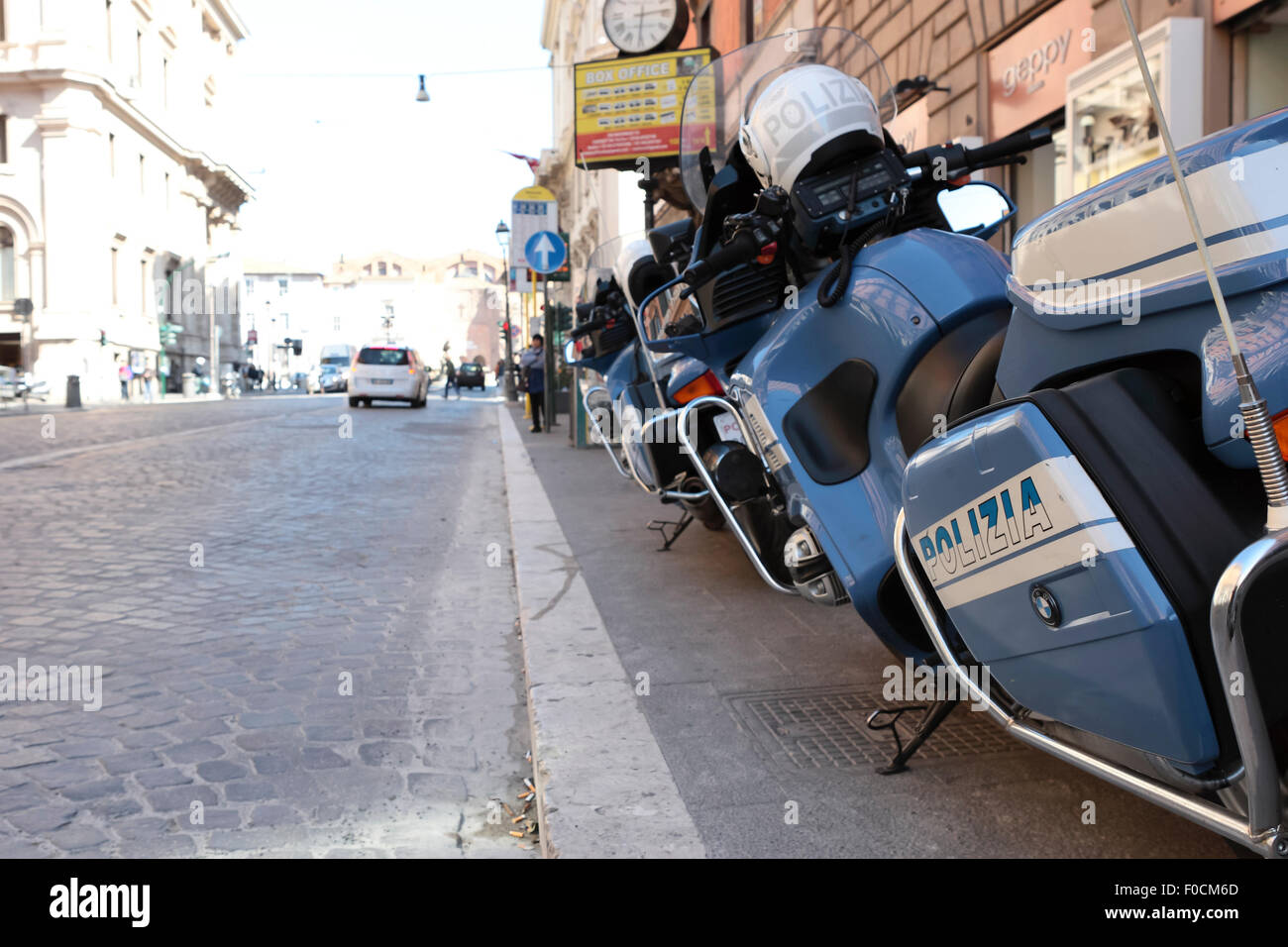 Véhicules de police BMW motos garées sur la via Nazionale, Rome, Italie Banque D'Images