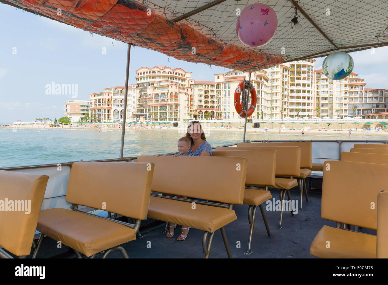 Mère avec le petit fils de voyage par mer d'un navire Banque D'Images