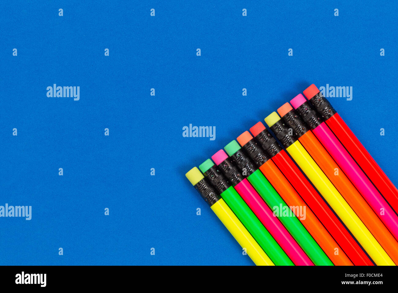 Retour à l'Office ou fournitures scolaires contenant des crayons de couleur en bas à droite sur fond bleu. Banque D'Images