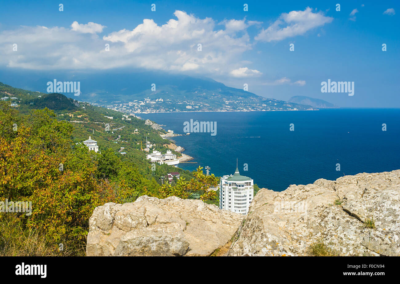 Paysage de la station de la Mer Noire la côte près de la ville de Yalta à l'automne Banque D'Images