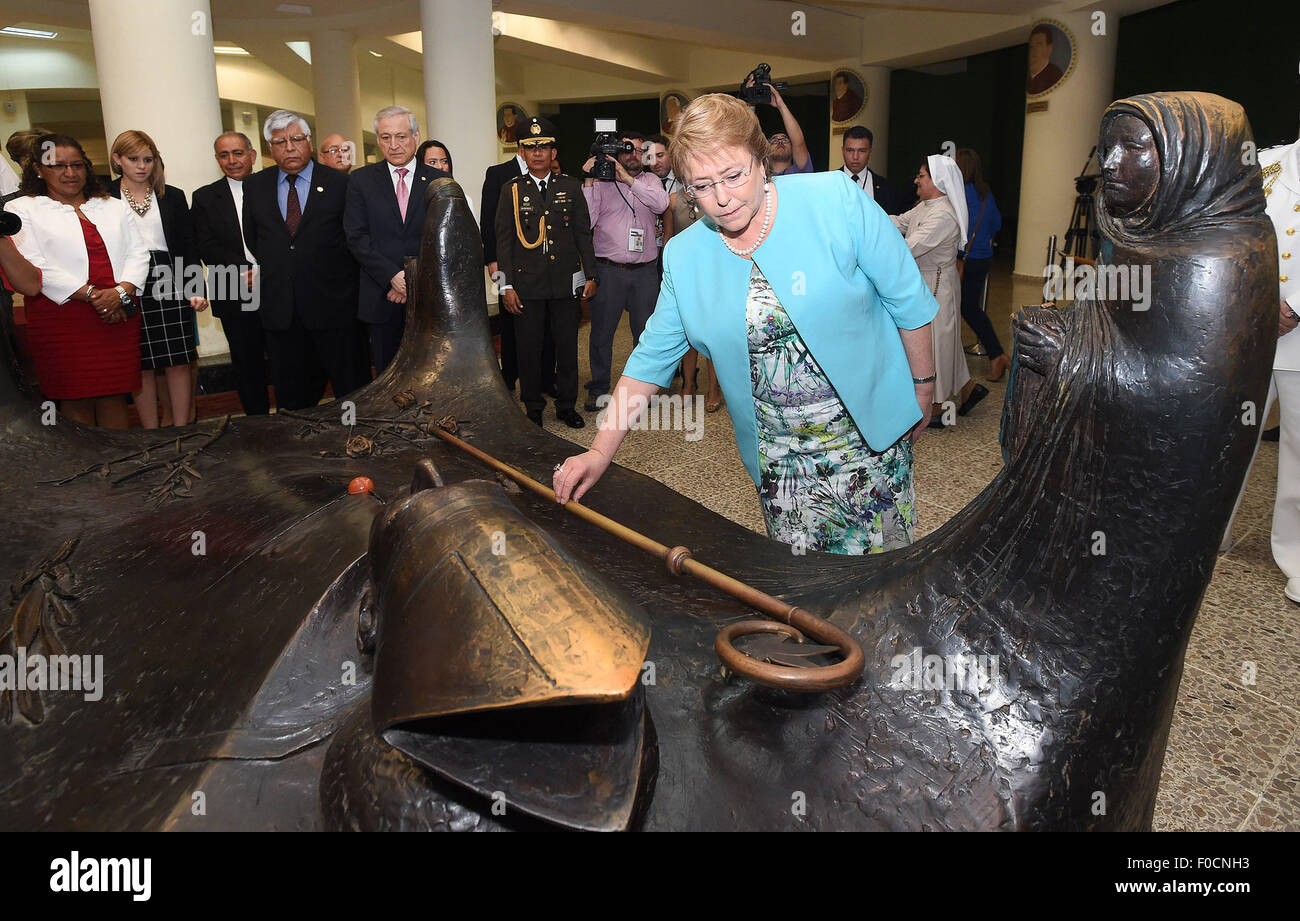 San Salvador, El Salvador. Août 12, 2015. Image fournie par la Présidence du Chili montre la présidente du Chili Michelle Bachelet (avant) visiter la crypte de Mgr Oscar Arnulfo Romero à la cathédrale métropolitaine de San Salvador, capitale d'El Salvador, le 12 août 2015. La Présidente du Chili Michelle Bachelet a commencé ce mardi une visite d'état d'El Salvador et du Mexique. © Présidence du Chili/Xinhua/Alamy Live News Banque D'Images