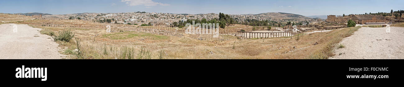 Vue panoramique de la ville romaine de Jerash en Jordanie. Avec le Forum, le Temple de Zeus, nymphée, Théâtre du Sud et la nouvelle ville Banque D'Images