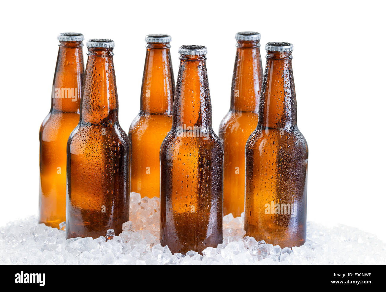 Six pack de bière en bouteille avec des gouttes et de glace isolé sur fond blanc Banque D'Images