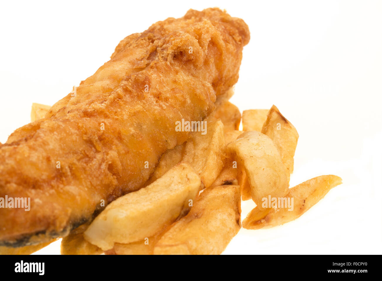 Close up of battered fish and chips - Fond blanc Banque D'Images