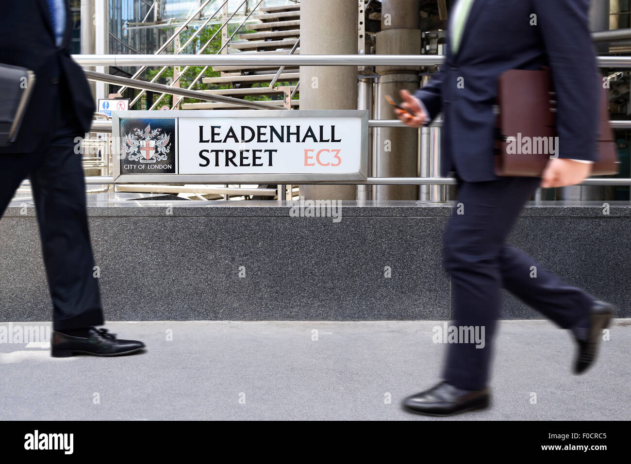 Hommes d'affaires à Leadenhall Street, London Financial District, Royaume-Uni Banque D'Images