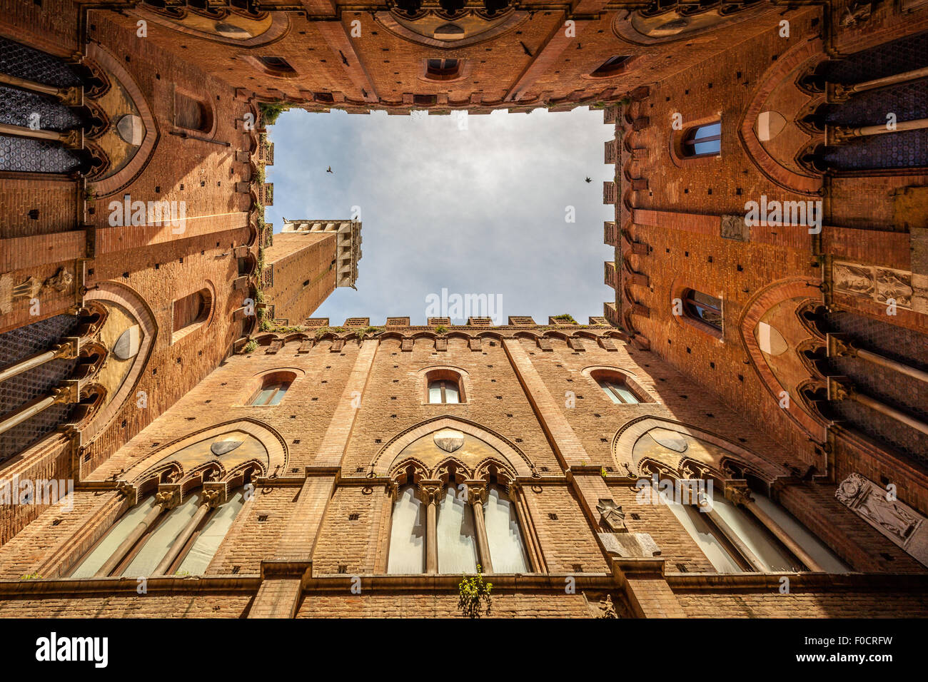 Vue depuis l'intérieur de la Torre del Mangia une tour à Sienne, dans la région toscane de l'Italie. Banque D'Images