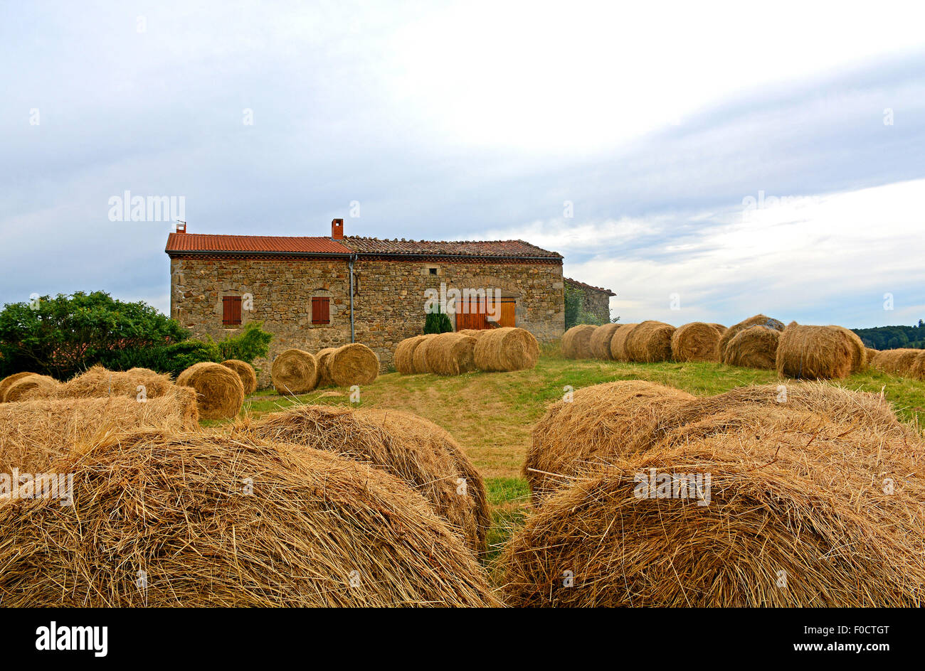 Les nystacks devant une ferme de Livradois, Puy-de-Dome, Auvergne, France Banque D'Images