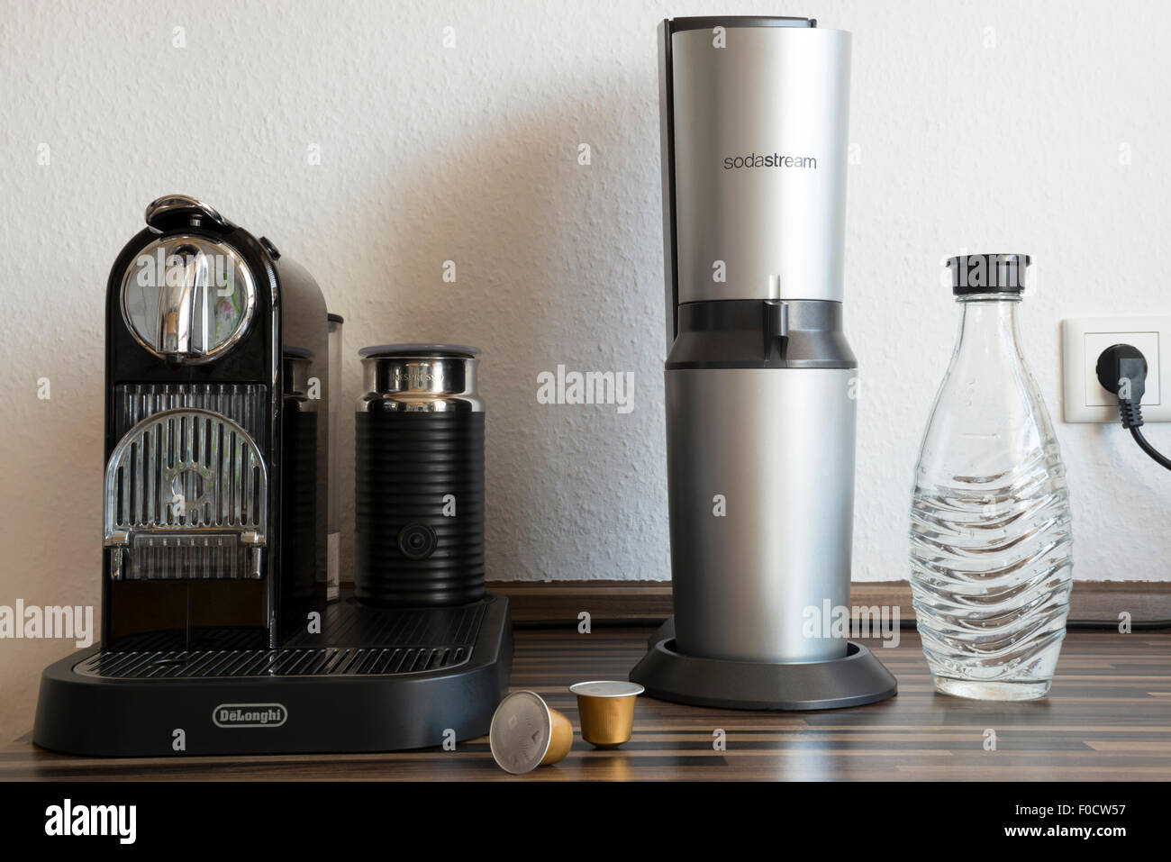Machine à café nespresso delonghi Banque de photographies et d'images à  haute résolution - Alamy