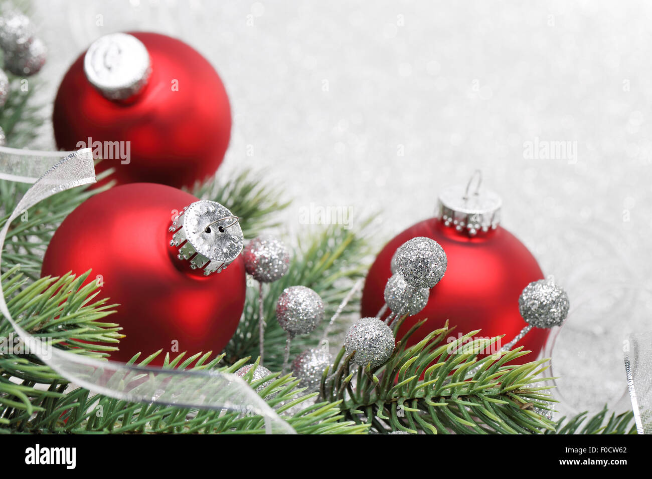 Boules de Noël avec des branches de sapin Banque D'Images