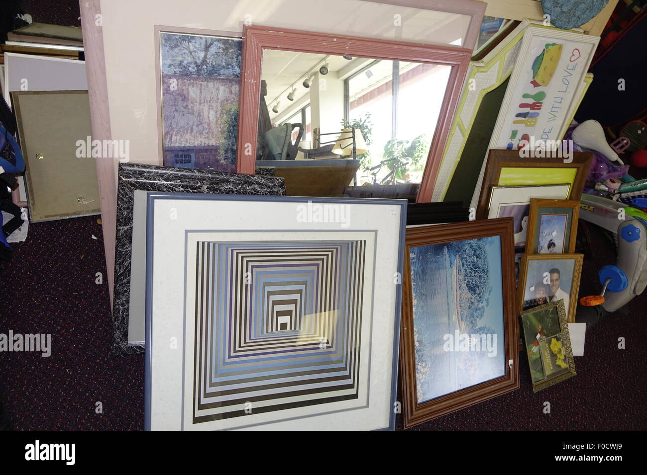 Magasin d'aubaines affichage des photos, miroirs et cadres Banque D'Images