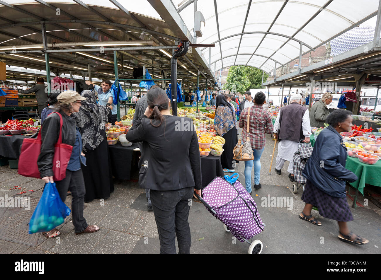 Multi multi culturel shoppers ethniques au marché de fruits de plein air Birmingham UK Banque D'Images