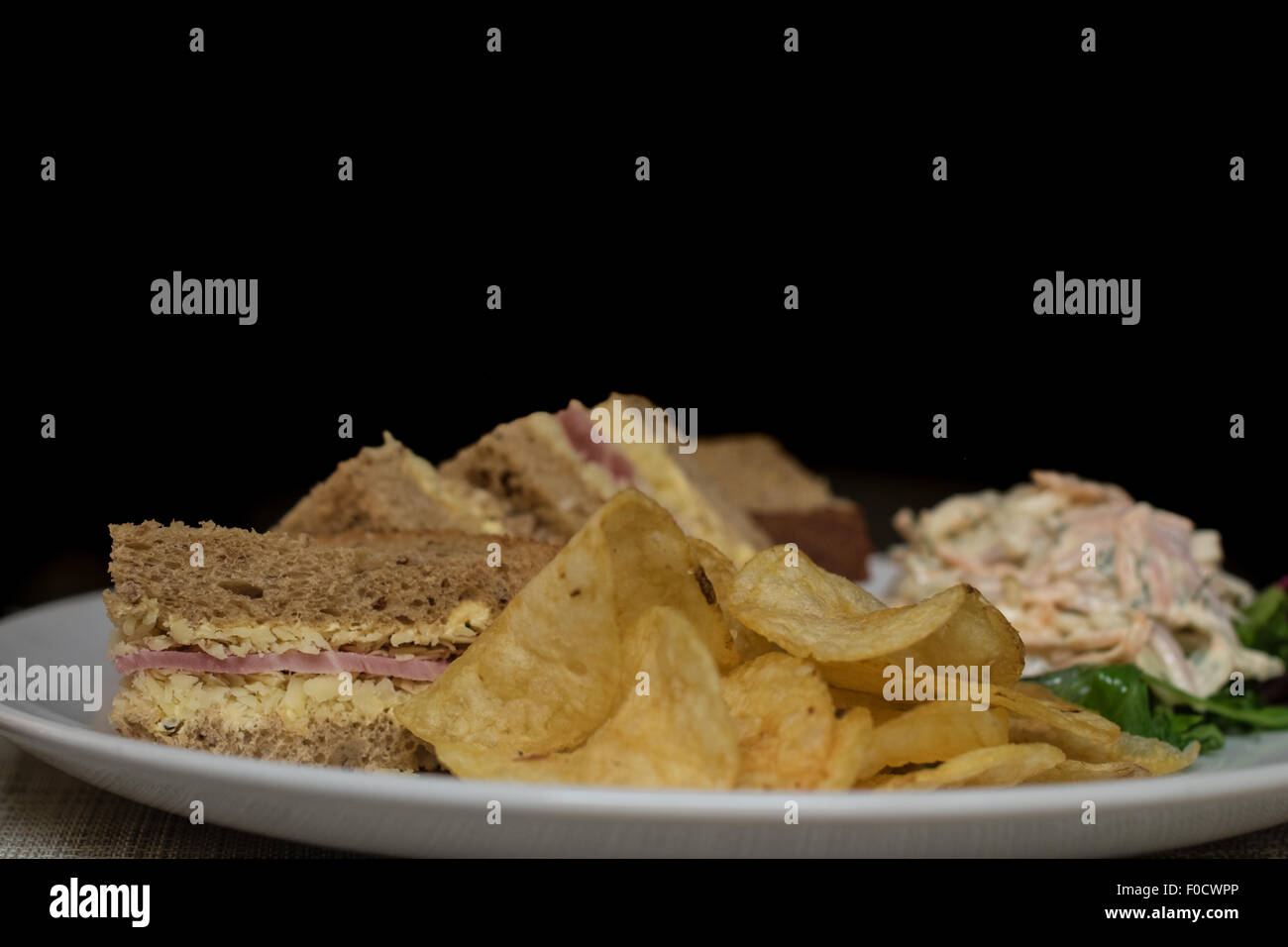 Avec des chips et de la salade de chou sandwich Banque D'Images