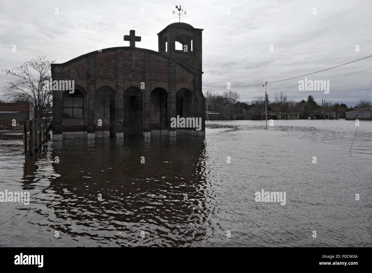 Mercedes, l'Argentine. Août 12, 2015. Une église est perçue après le débordement de la rivière Lujan, au quartier Marchetti dans Mercedes city, province de Buenos Aires, Argentine, le 12 août, 2015. Le Président de l'Argentine Cristina Fernandez a appelé mercredi à "double l'aide de la sécurité sociale aux personnes affectées par les inondations dans la province de Buenos Aires", a déclaré le ministre de l'économie, Axel Kicillof. Les pluies et les inondations fait trois morts et quelque 20 000 évacués au cours des derniers jours dans le pays. Leonardo/Zvattaro Crédit : TELAM/Xinhua/Alamy Live News Banque D'Images