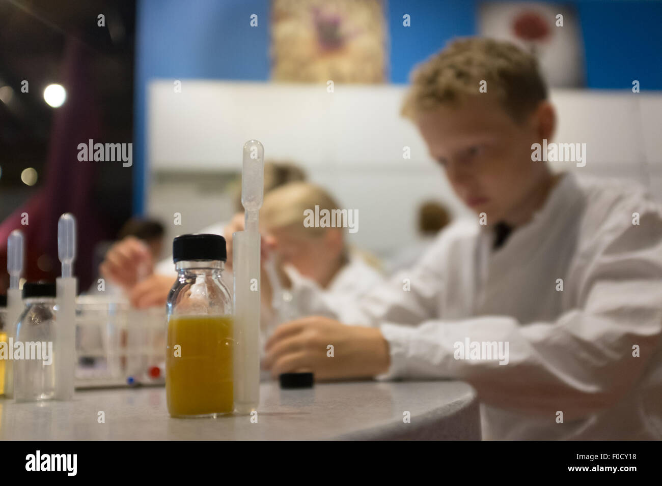 Les enfants d'une leçon de chimie faisant des expériences pratiques Banque D'Images