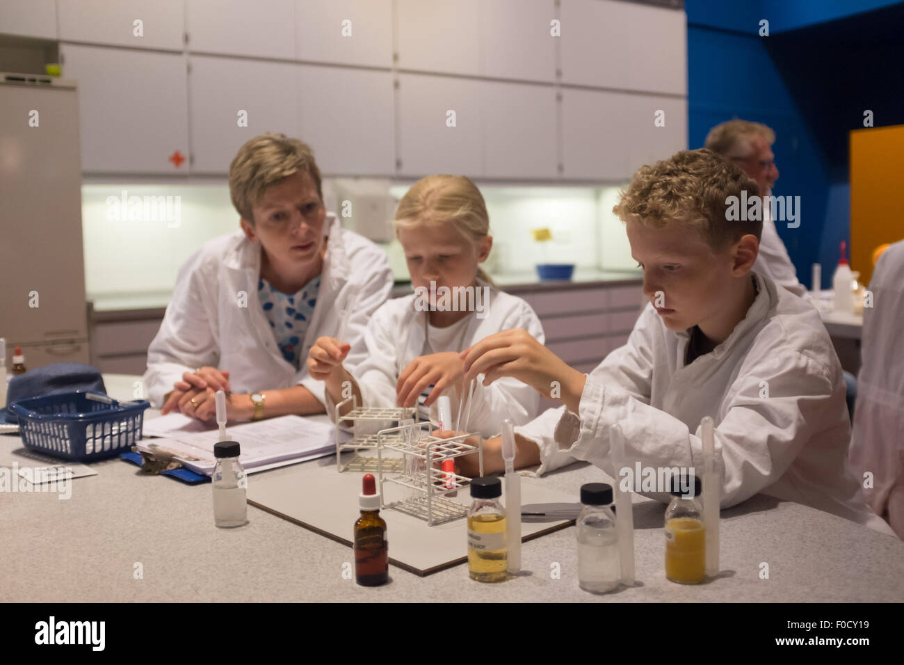 Les enfants d'une leçon de chimie faisant des expériences pratiques Banque D'Images