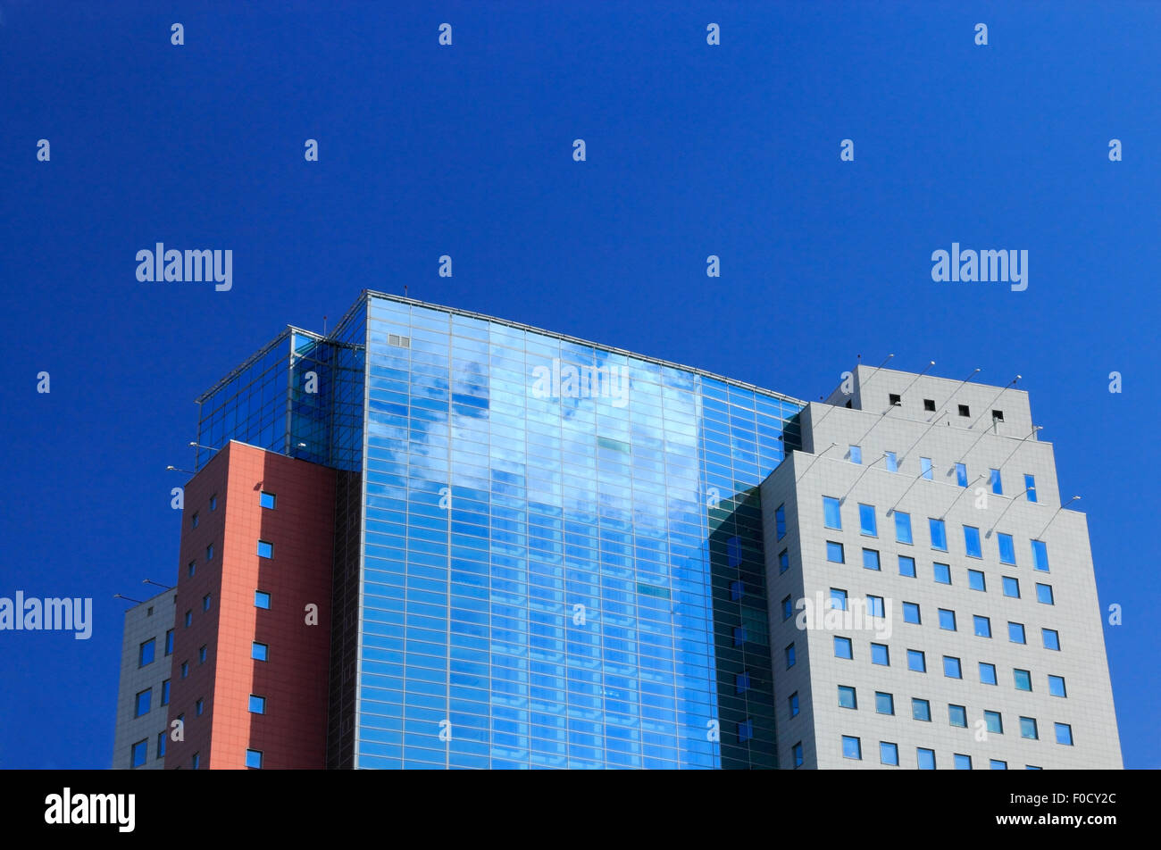 Bâtiment moderne des affaires et ciel bleu clair Banque D'Images
