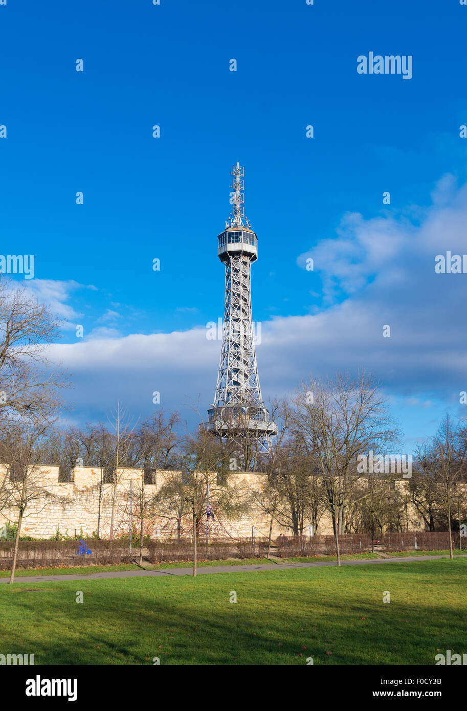 Tour d'observation sur la colline de Petrin. Construit comme une version mini de Paris Tour Eiffel, l'observ Petrin Banque D'Images