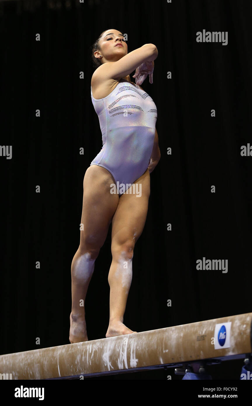 Indianapolis, IN, USA. Août 13, 2015. 2012 Alexandra Raisman, médaillée d'or olympique de gymnastique du Brestyan se réchauffe avant les 2015 championnats de P&G, qui se tiendra du 13 au 16 août, à Bankers Life Fieldhouse.Melissa J. Perenson/CSM/Alamy Live News Banque D'Images