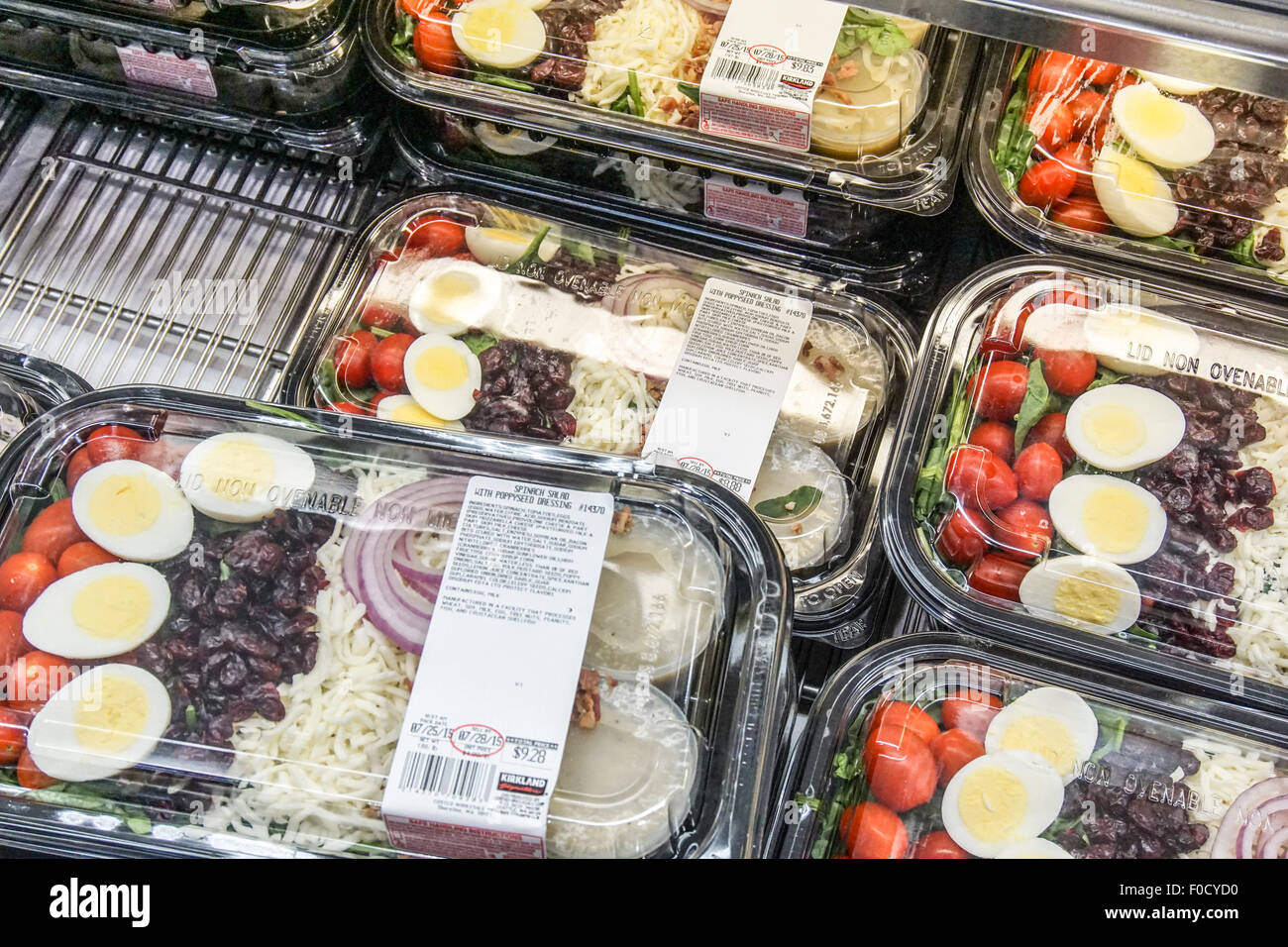 Les récipients en plastique avec couvercles transparents savoureux affichage Salade de tomate avec canneberges et fromage oeuf cuit dans la poitrine froide Banque D'Images