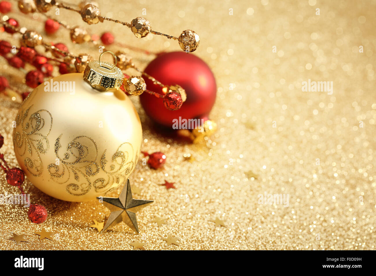 Boules de Noël sur fond doré Banque D'Images