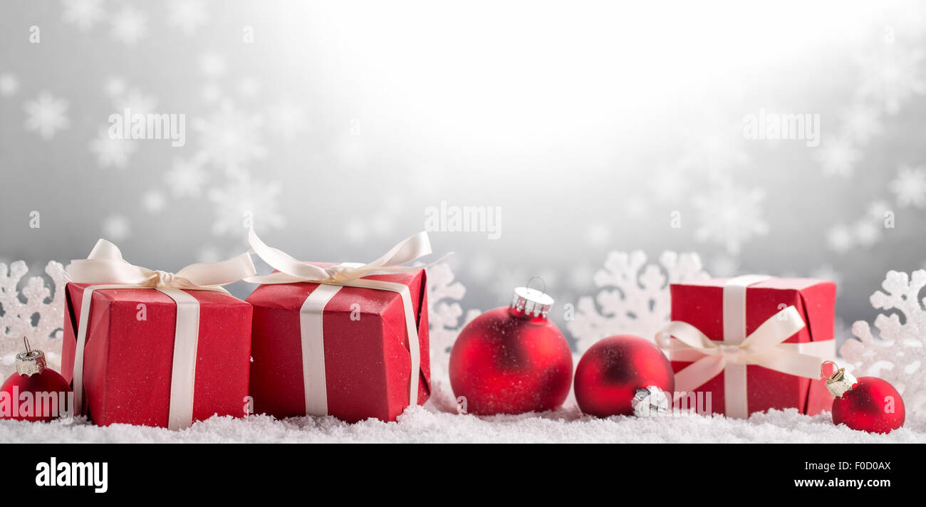 Cadeaux de Noël et des boules sur la neige Banque D'Images