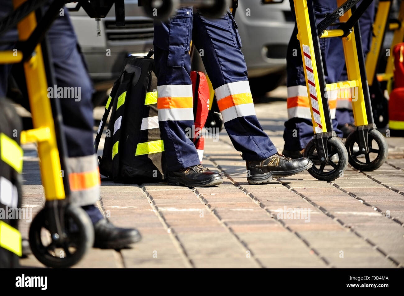 Le personnel ambulancier pieds sont à côté de l'équipement d'urgence Banque D'Images