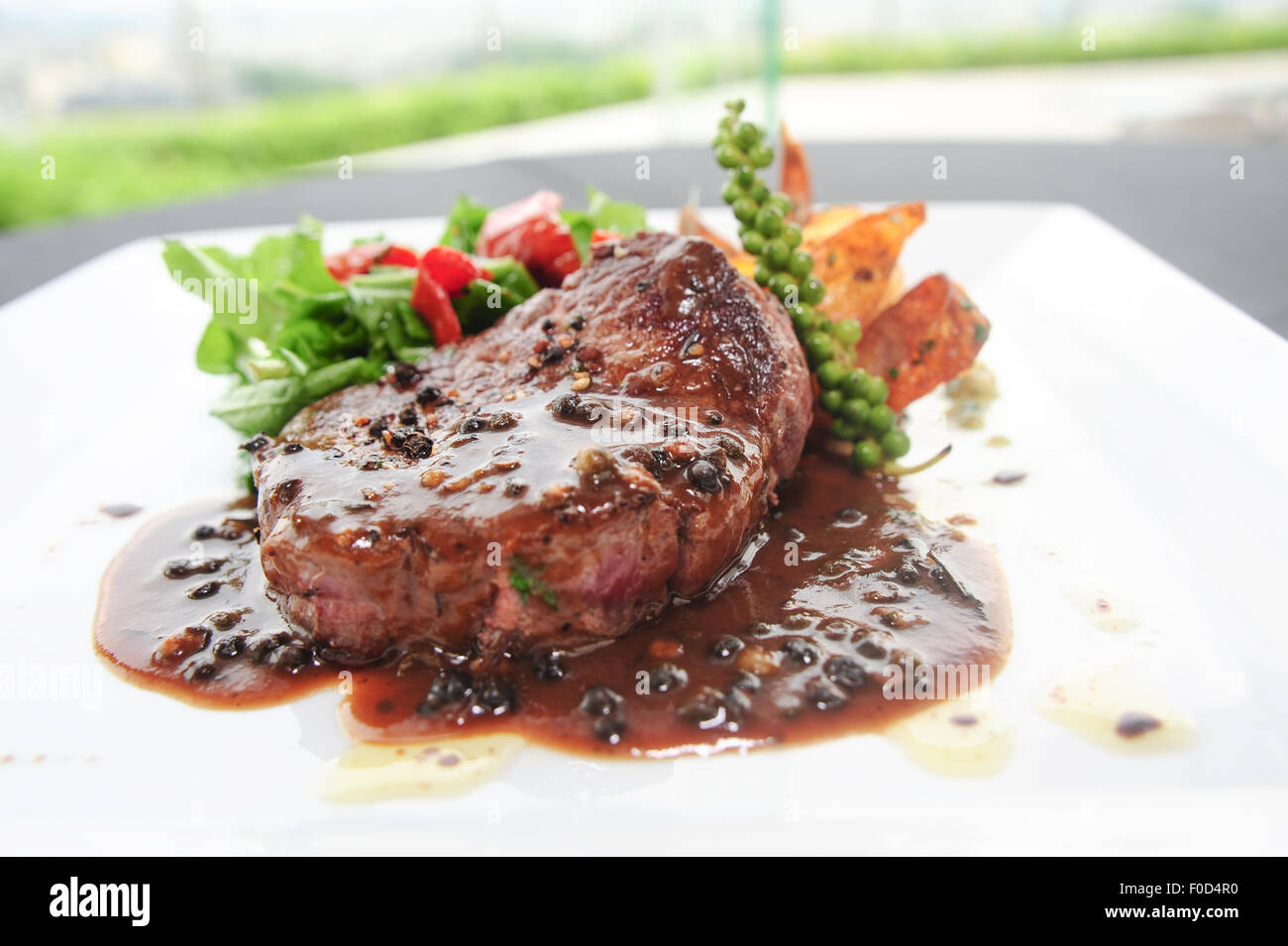 Pavé de boeuf avec sauce au poivre Banque D'Images