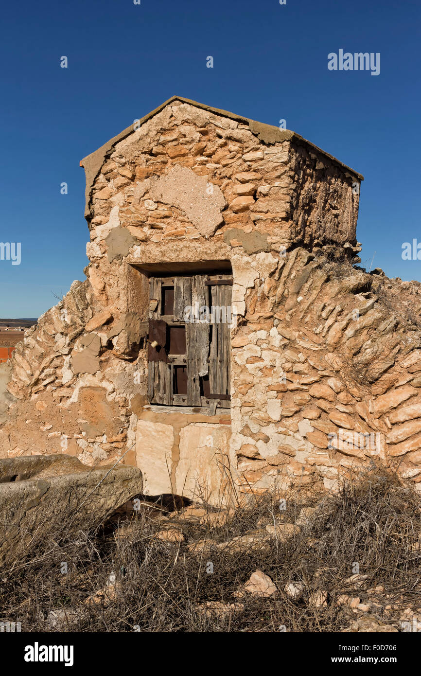 Ruines de pierre et de bois de construction des bâtiments agricoles en Castilla La Mancha - Espagne Banque D'Images