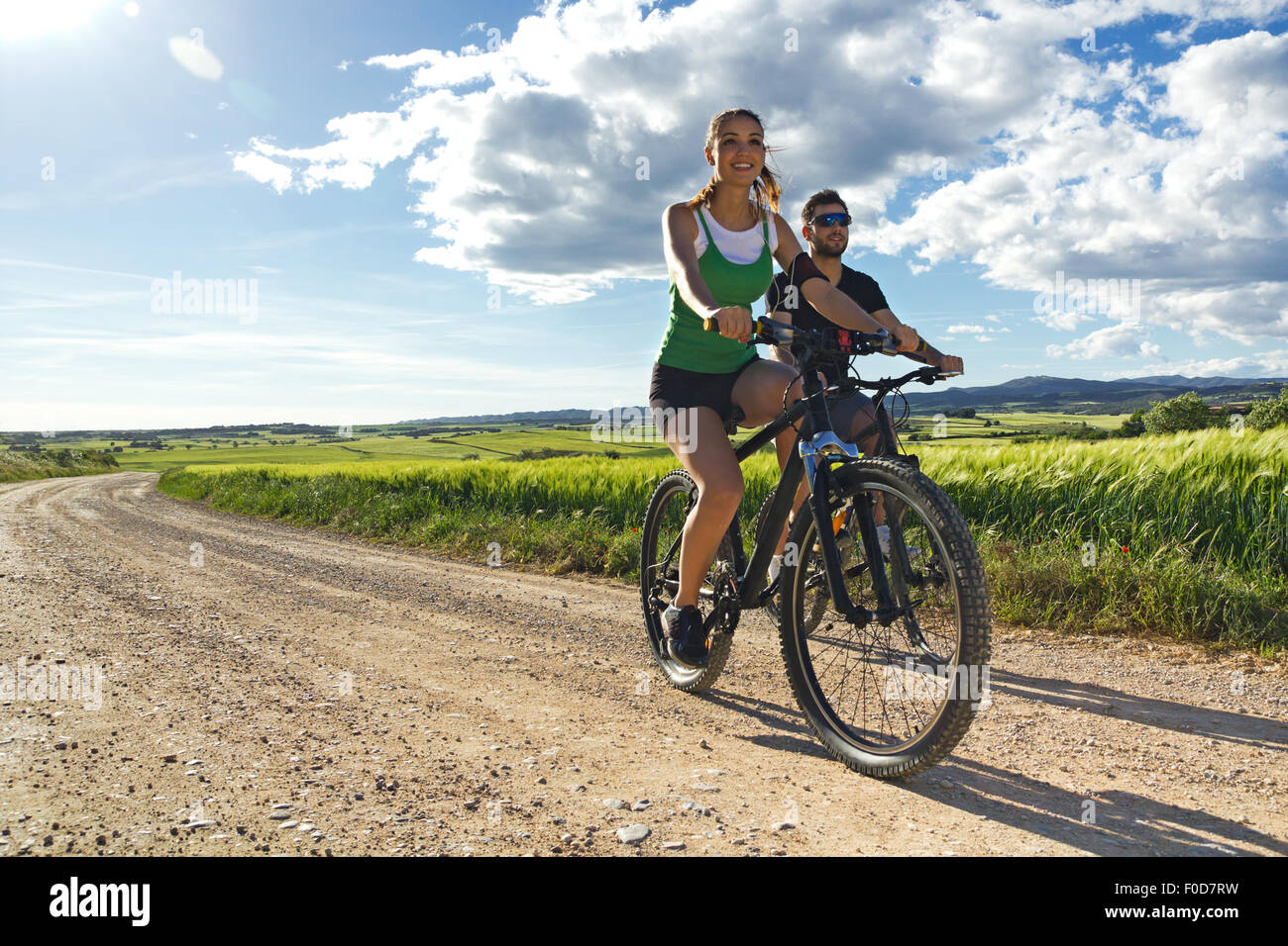 Printemps portrait of Happy young couple sur une promenade en vélo dans la campagne Banque D'Images