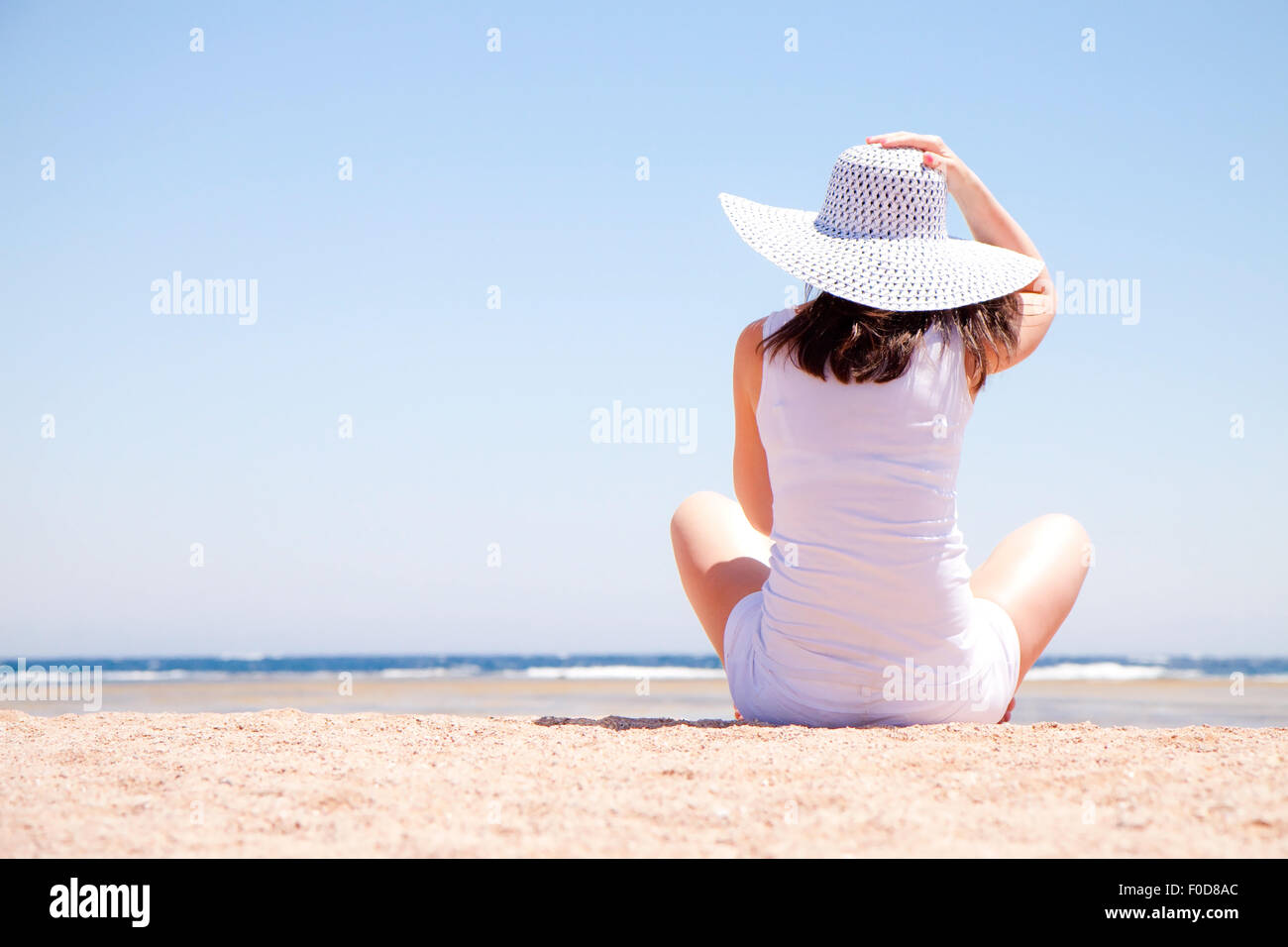 dos-femme-assise-plage-banque-de-photographies-et-d-images-haute