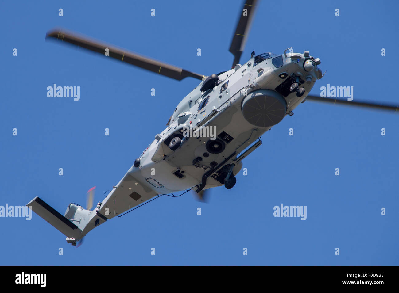 Un hélicoptère NH90 de la Marine française en vol au dessus de la France. Banque D'Images