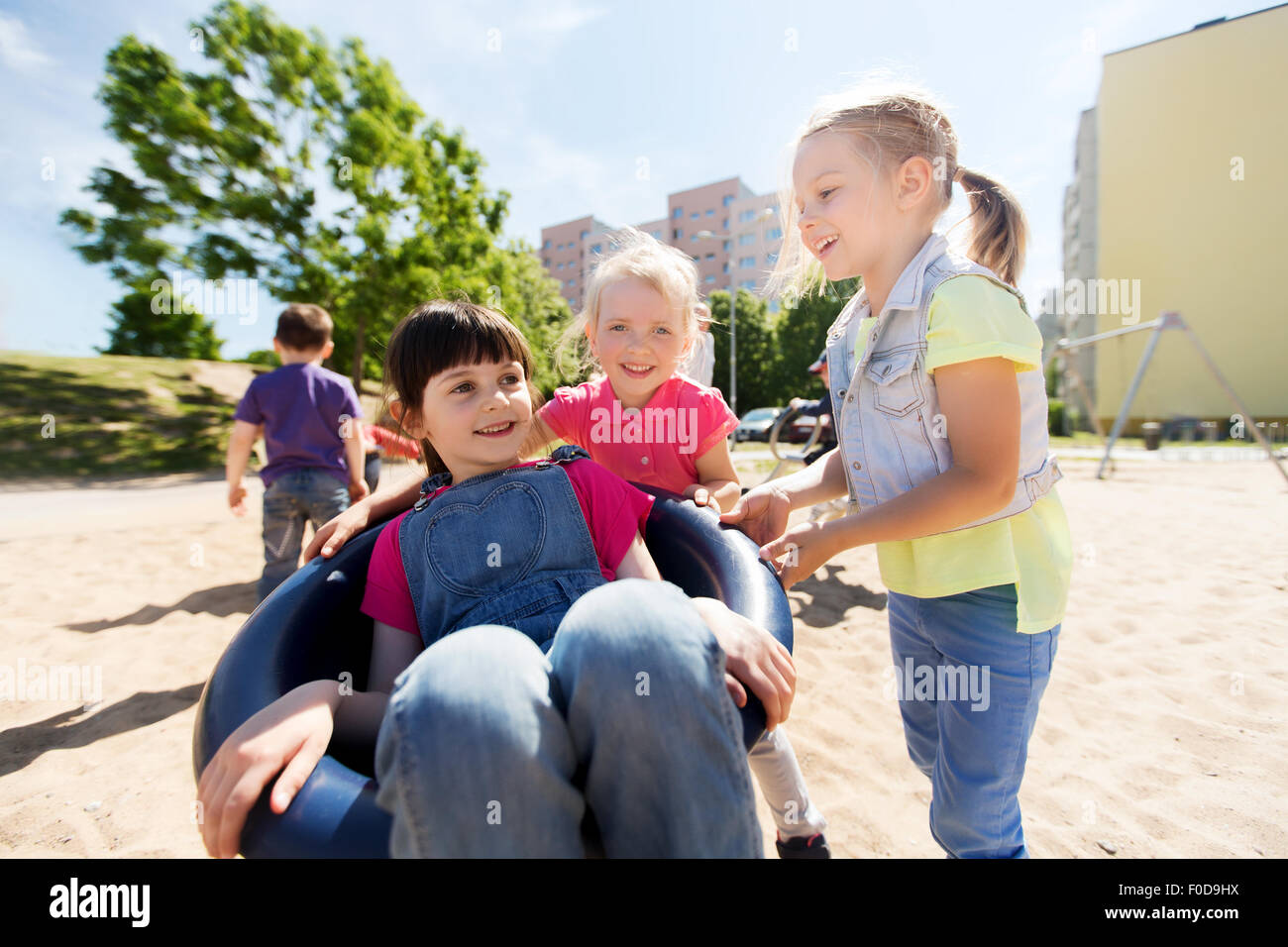 Enfants heureux sur un terrain de jeux pour enfants Banque D'Images