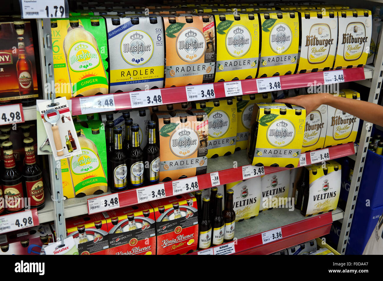 Étagères avec divers 6pack Radler garnitures dans un supermarché Kaufland. Banque D'Images