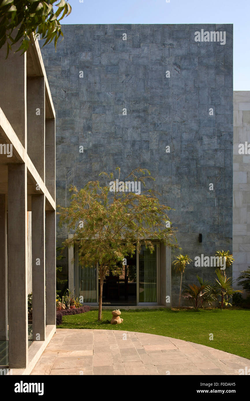 Façade avant et l'altitude avec jardin. Maison de marbre, Ahmedabad, Inde. Architecte : Matharoo Associates, 2015. Banque D'Images