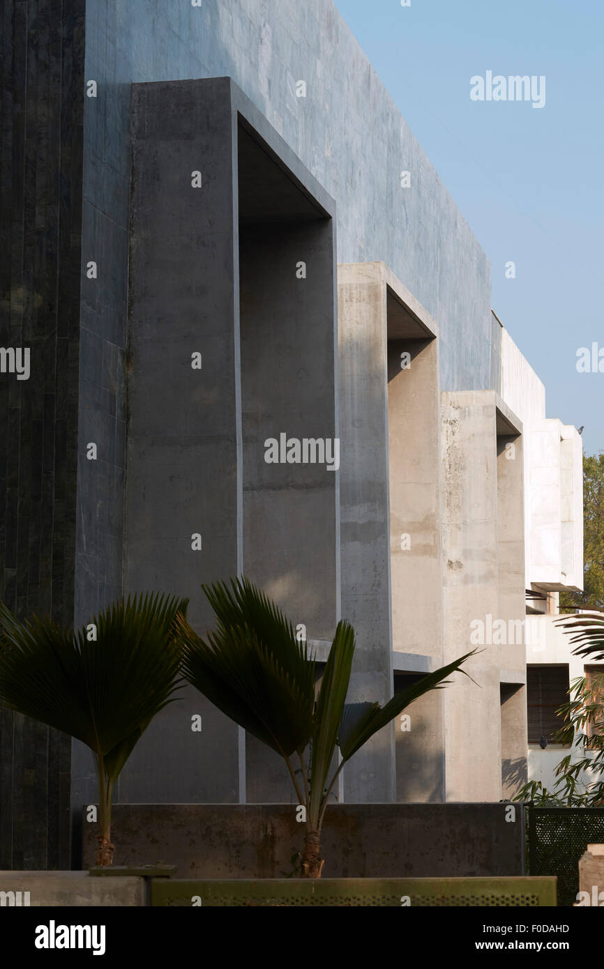 Vue sur la rue. Maison de marbre, Ahmedabad, Inde. Architecte : Matharoo Associates, 2015. Banque D'Images