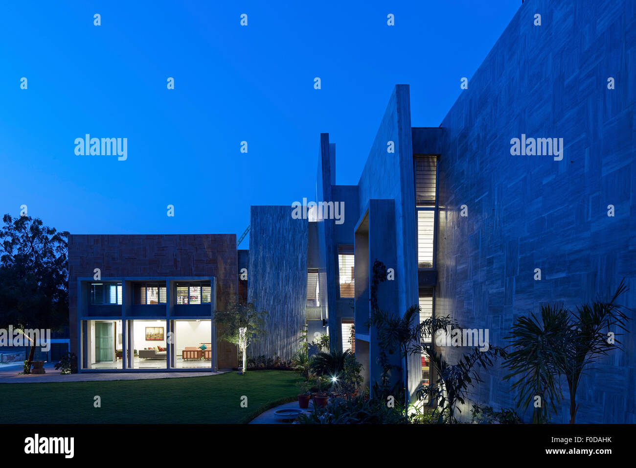 Vue d'ensemble au crépuscule. Maison de marbre, Ahmedabad, Inde. Architecte : Matharoo Associates, 2015. Banque D'Images
