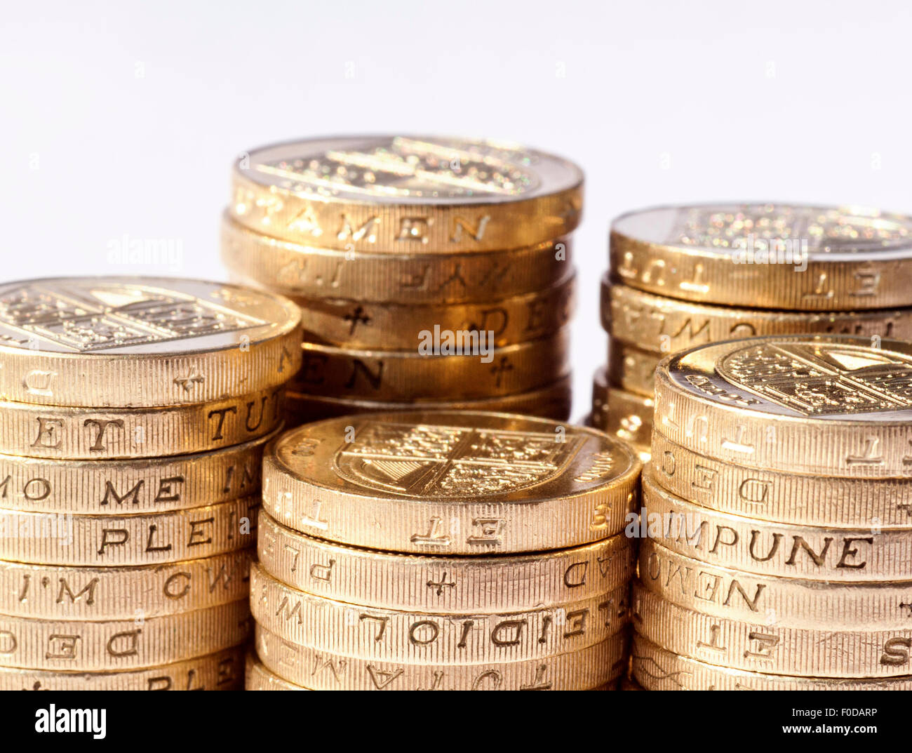 Pile de pièces de monnaie britanniques sur fond blanc Banque D'Images