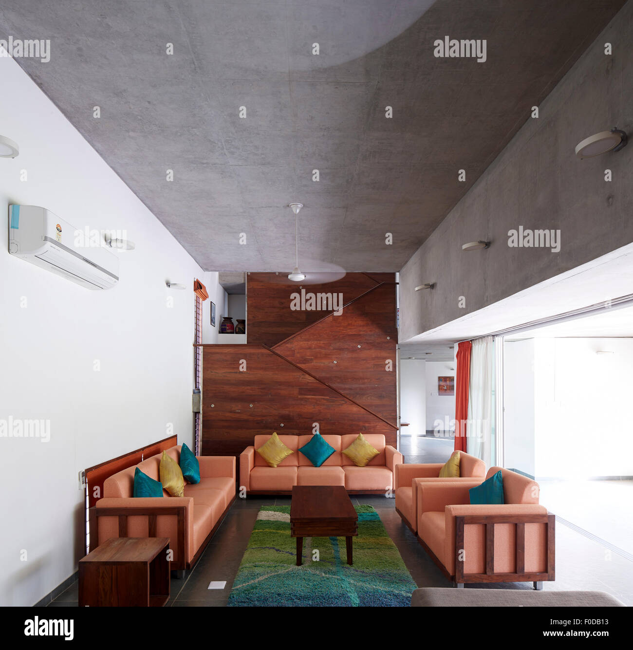 La salle de séjour. Maison de marbre, Ahmedabad, Inde. Architecte : Matharoo Associates, 2015. Banque D'Images
