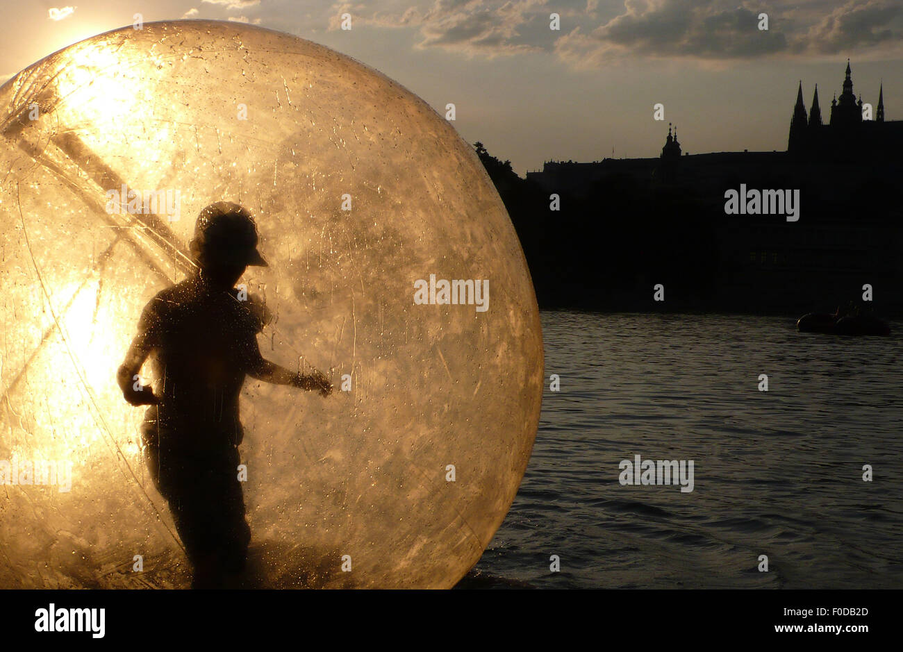 L'été, "zorbing" atraction à la Vltava à Prague, en République tchèque, le 4 août 2015. Banque D'Images