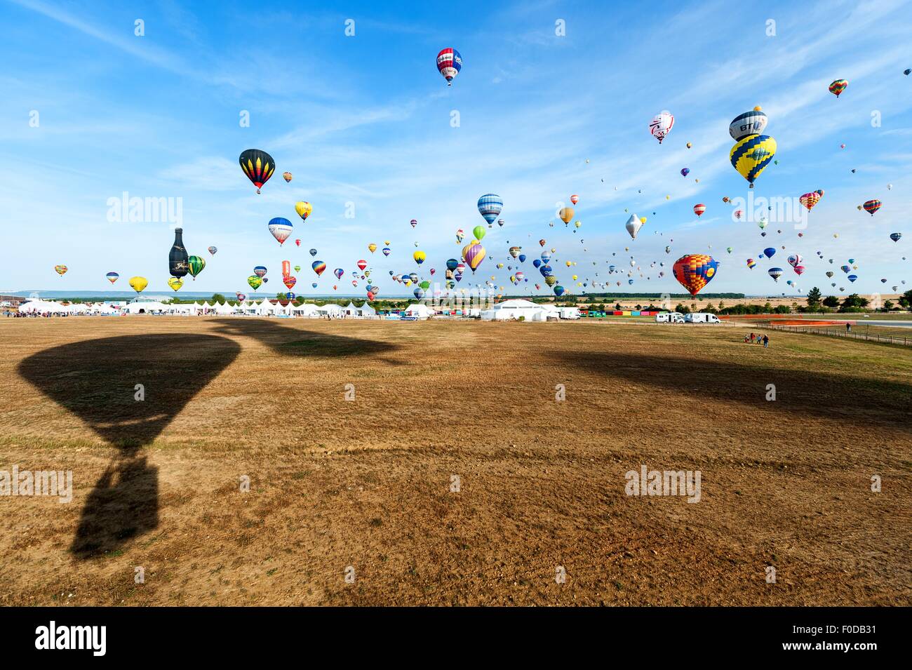 Plus de 400 ballons à air chaud de plus de 40 pays à partir de la base aérienne de Chambley-Bussieres, le nord-est de la France, le 26 juillet 2015, au cours de la réunion internationale de montgolfières Lorraine Mondial Air Ballons. Banque D'Images