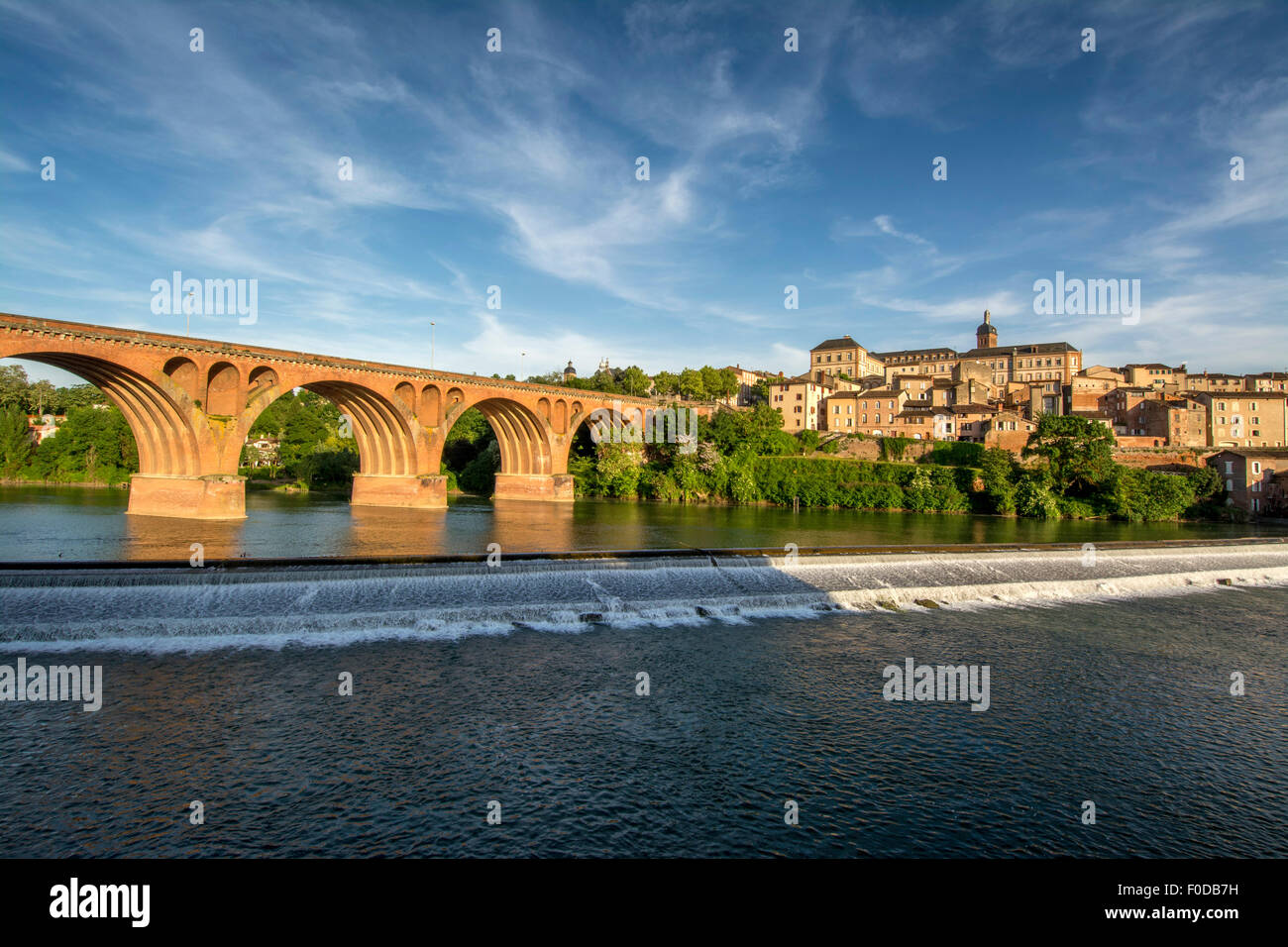 La rivière Tarn, Vieux Pont, Albi, Tarn, Midi-Pyrénées, France Banque D'Images