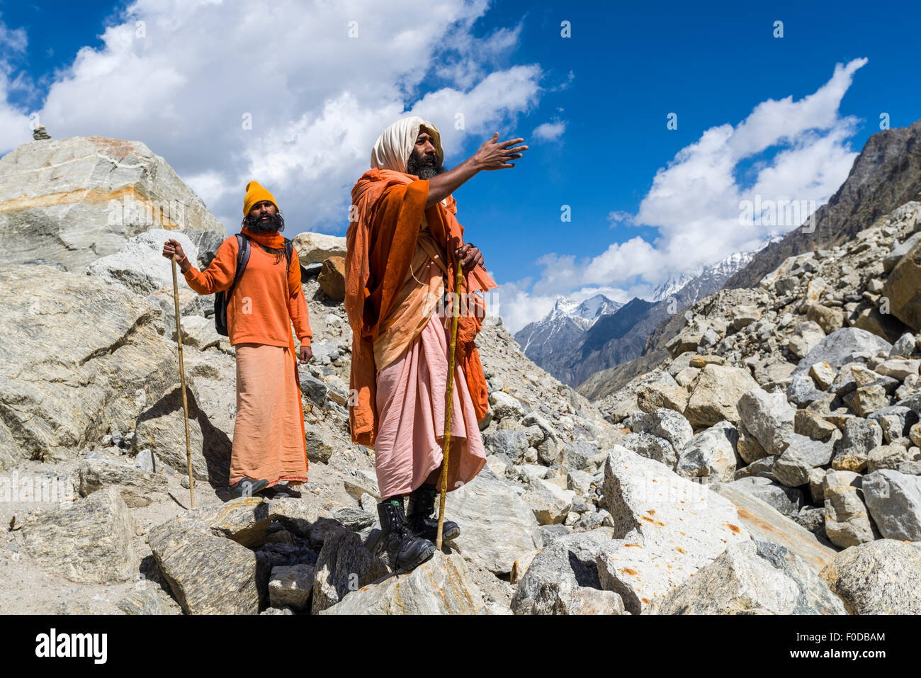 Deux Sadhus, saints hommes, sur leur chemin jusqu'à Gaumukh, la principale source de la sainte gange, Gangotri, Uttarakhand, Inde Banque D'Images